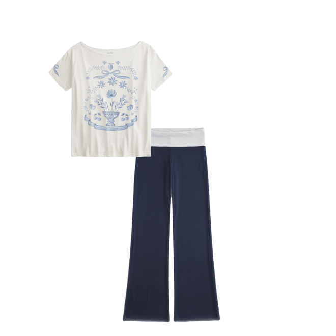 Oversized Off-the-Shoulder Graphic Tee