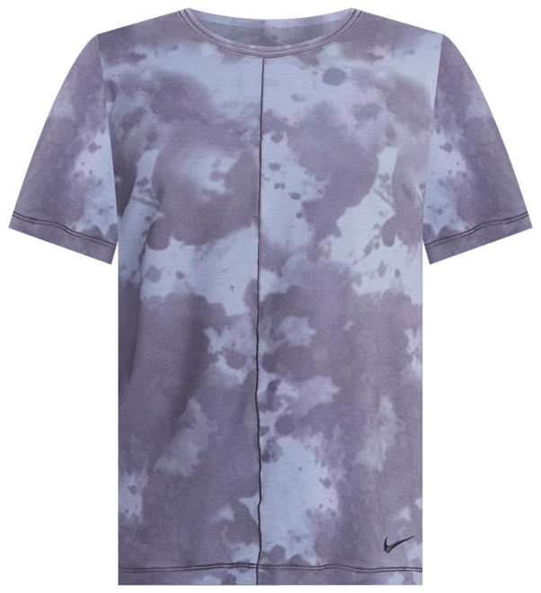 Nike Dri-FIT เสื้อโยคะแขนสั้นผู้ชายพิมพ์ลายทั่วตัว