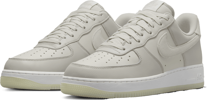 ナイキ エア フォース 1 ‘07 LV8 メンズシューズ