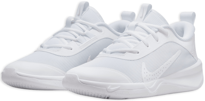 Nike Omni Multi-Court Hallenschuh für ältere Kinder